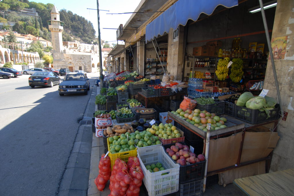 Frisches mediterranes Gemüse und Obst an einem bunten Marktstand in Beirut, Libanon. 