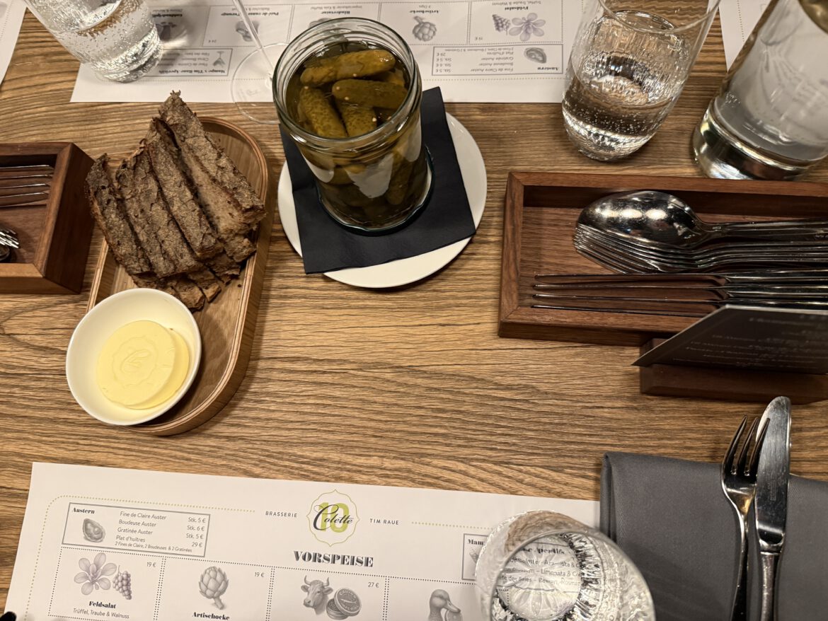 Brasserie Colette München: Gewürzgurken, Brot, Butter