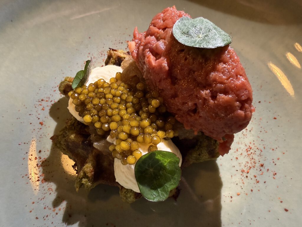 Das Geheimnis der Gewürzgurken: Wie die Brasserie Colette in München französisches Savoir-vivre bezahlbar macht 9 Brasserie Colette München: Rindertatar | Imperialcaviar | Kale-Waffel
