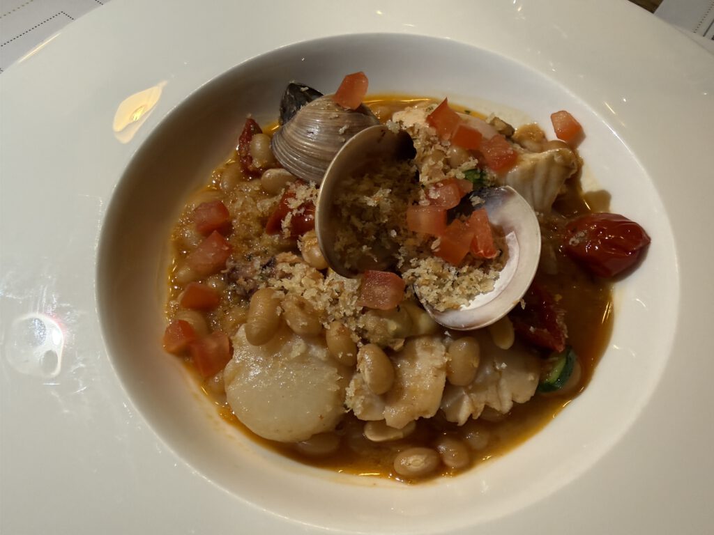 Das Geheimnis der Gewürzgurken: Wie die Brasserie Colette in München französisches Savoir-vivre bezahlbar macht 10 Brasserie Colette München: Casoulette de Bretagne | Meeresfrüchte | weisse Bohnen | Rauchpaprika