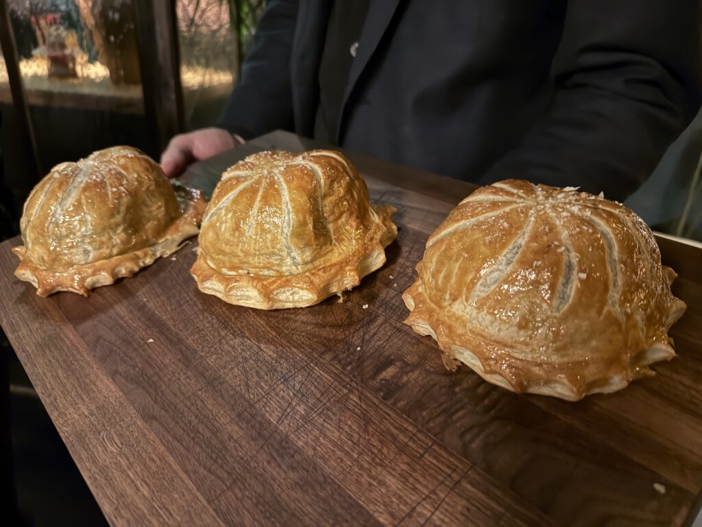 Das Geheimnis der Gewürzgurken: Wie die Brasserie Colette in München französisches Savoir-vivre bezahlbar macht 11 Brasserie Colette München: Rinderfilet Wellington | Trüffel | Portweinjus