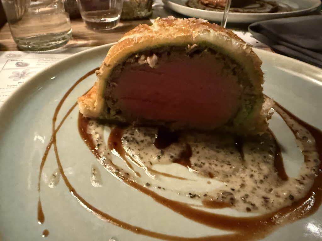 Das Geheimnis der Gewürzgurken: Wie die Brasserie Colette in München französisches Savoir-vivre bezahlbar macht 12 Brasserie Colette München: Rinderfilet Wellington | Trüffel | Portweinjus