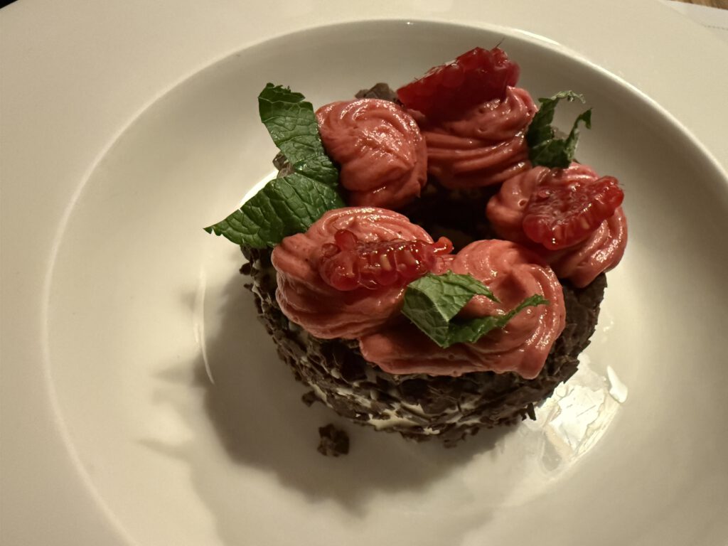 Das Geheimnis der Gewürzgurken: Wie die Brasserie Colette in München französisches Savoir-vivre bezahlbar macht 13 Brasserie Colette München: Amour chaud | Vanilleparfait | Heiße Himbeeren