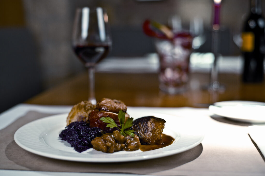 Wein und Essen kombinieren, Gans mit Rotkohl, Bratäpfeln und Maronen, (c) Deutsches Weininstitut DWI