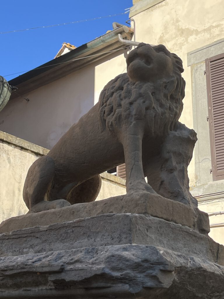 Monte San Savino überrascht: Medici, Karzer und Wein rund um die Uhr