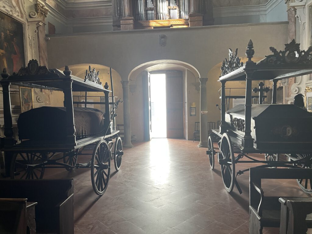 Monte San Savino überrascht: Medici, Karzer und Wein rund um die Uhr