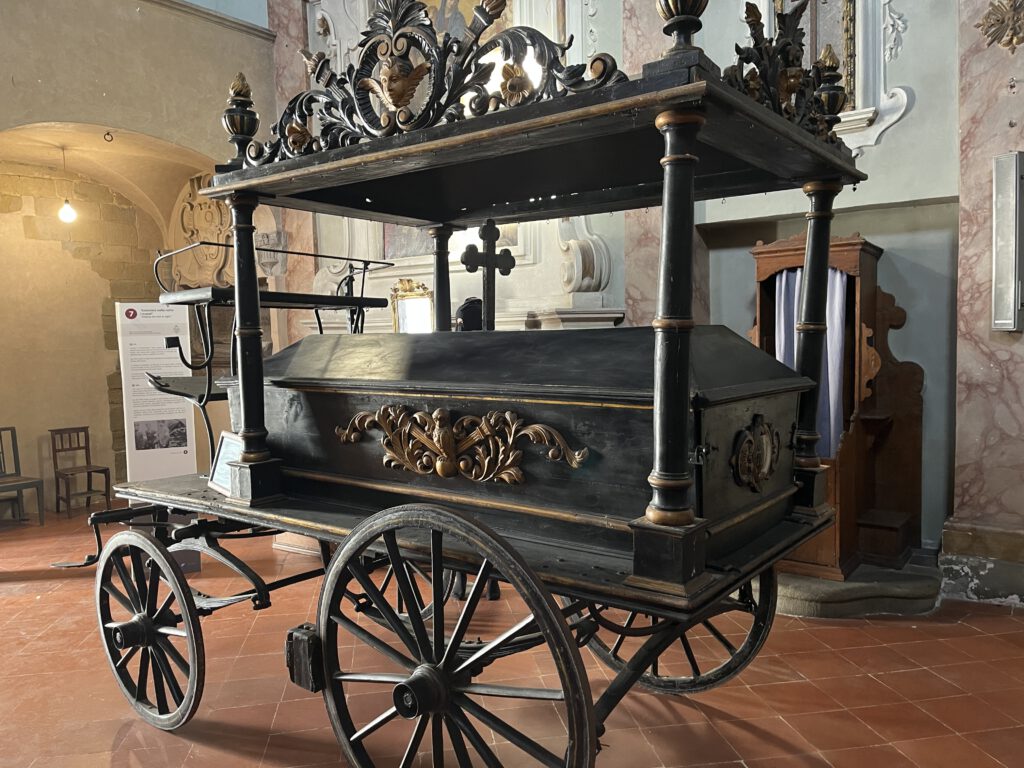 Monte San Savino überrascht: Medici, Karzer und Wein rund um die Uhr