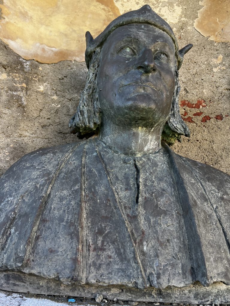 Monte San Savino überrascht: Medici, Karzer und Wein rund um die Uhr