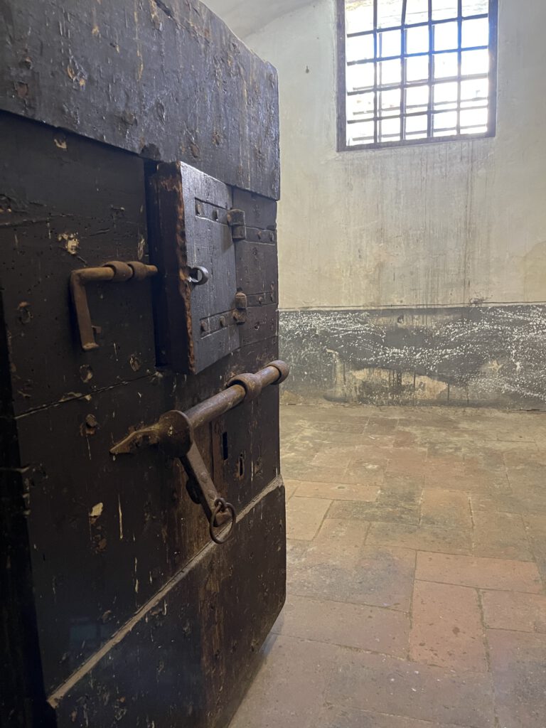 Monte San Savino überrascht: Medici, Karzer und Wein rund um die Uhr
