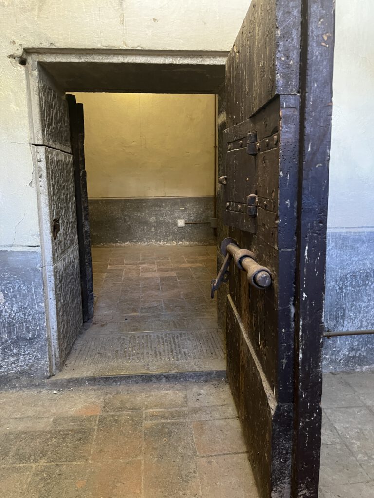 Monte San Savino überrascht: Medici, Karzer und Wein rund um die Uhr