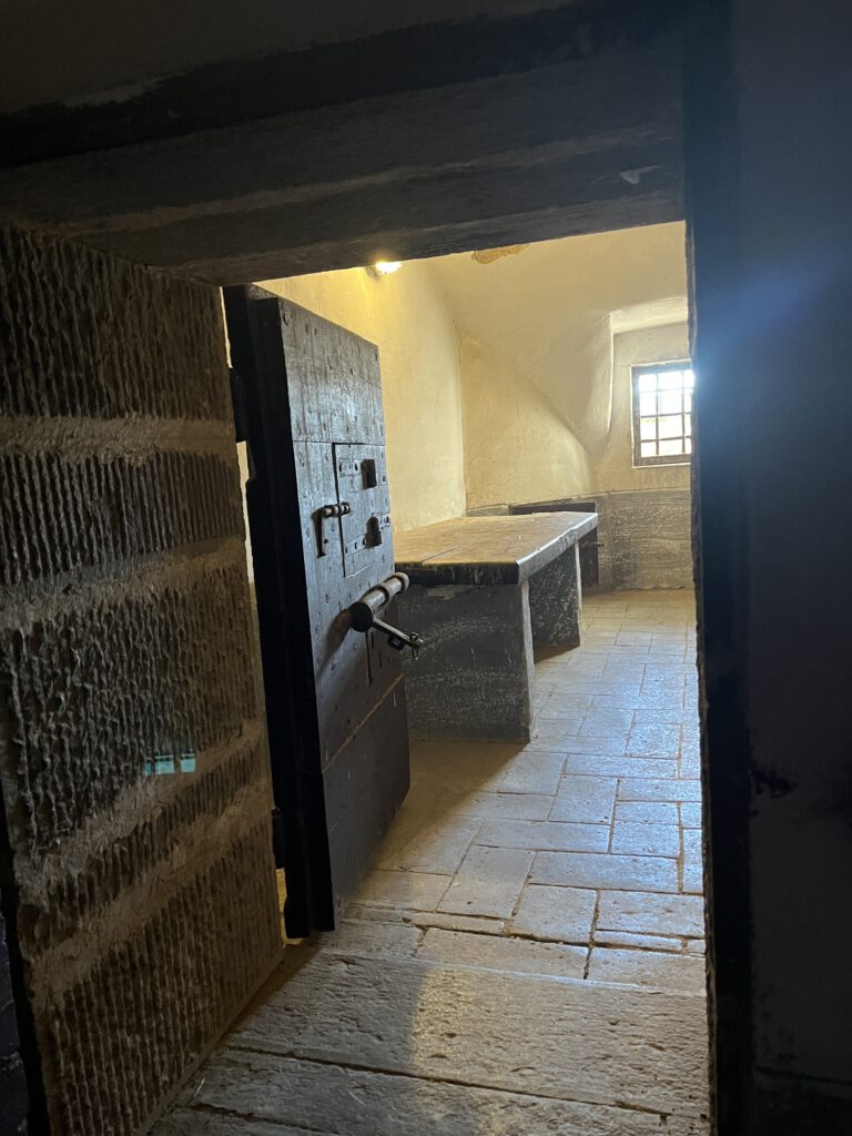 Monte San Savino überrascht: Medici, Karzer und Wein rund um die Uhr