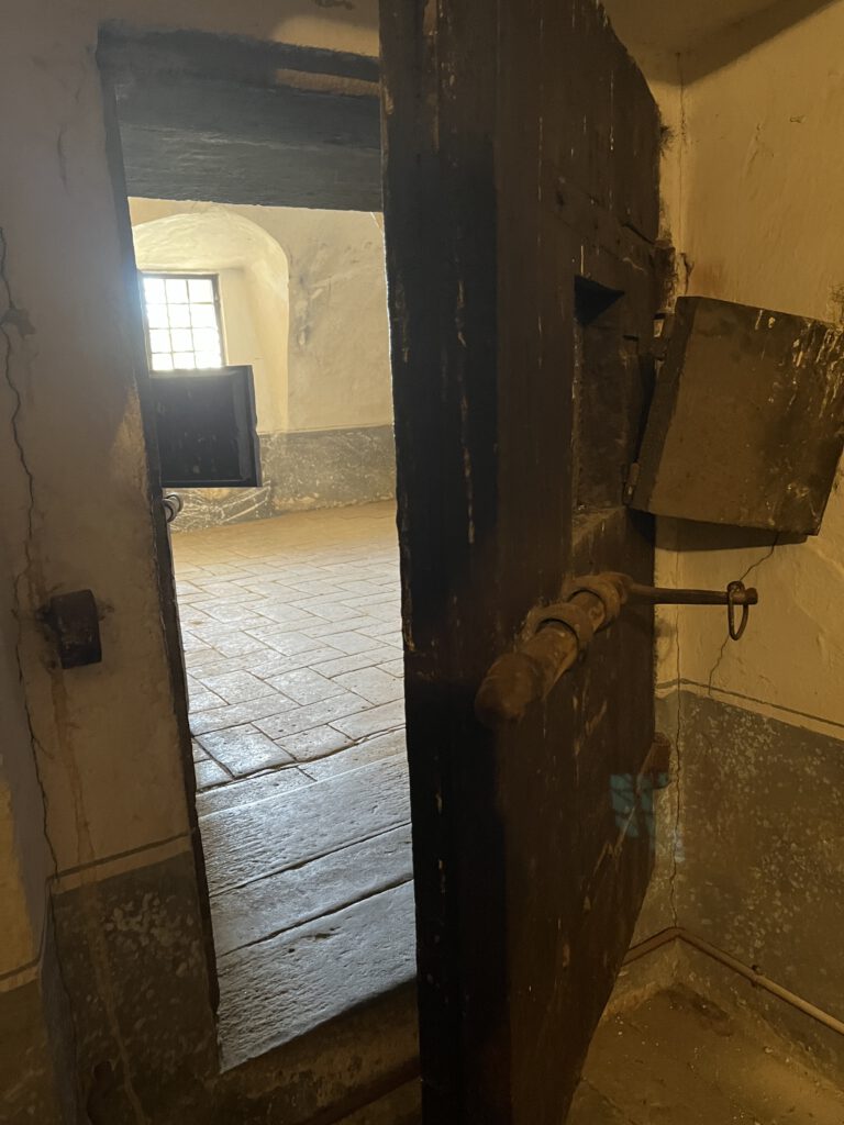 Monte San Savino überrascht: Medici, Karzer und Wein rund um die Uhr