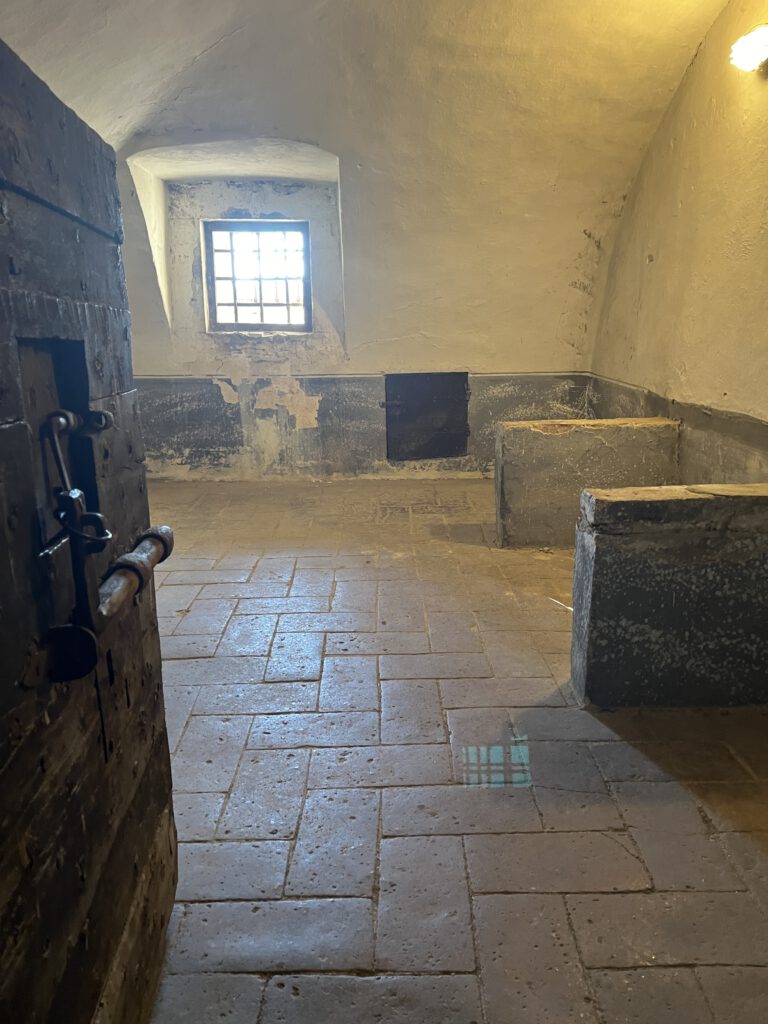 Monte San Savino überrascht: Medici, Karzer und Wein rund um die Uhr