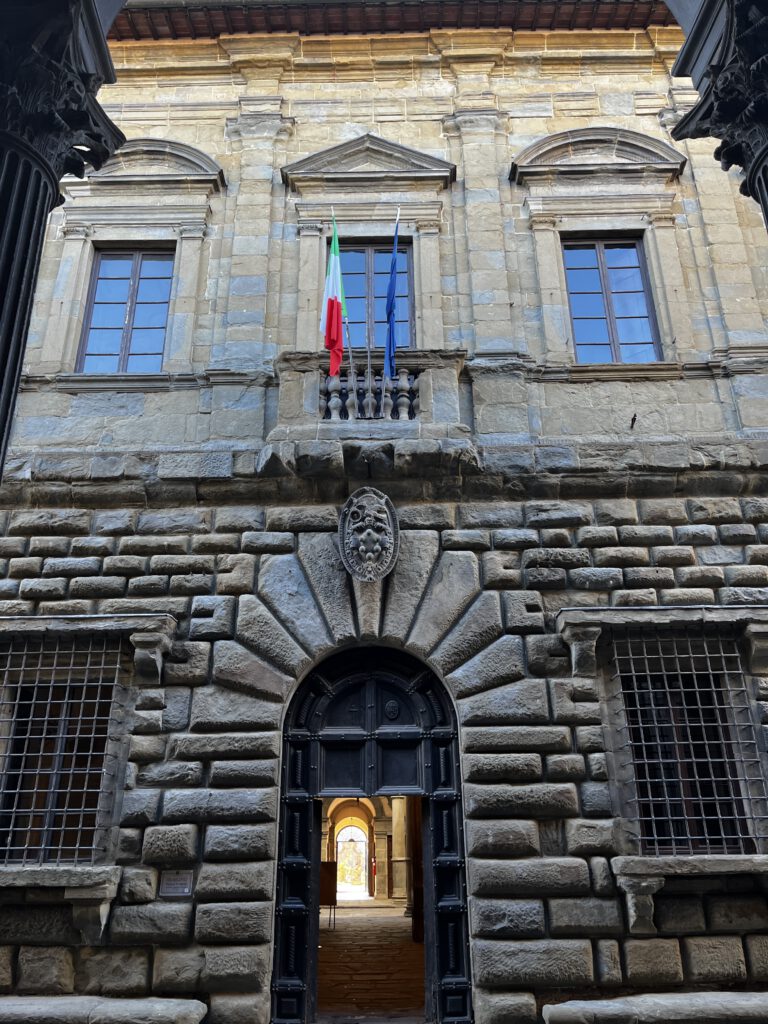 Monte San Savino überrascht: Medici, Karzer und Wein rund um die Uhr