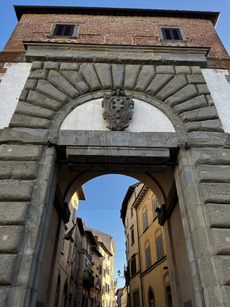 Monte San Savino überrascht: Medici, Karzer und Wein rund um die Uhr