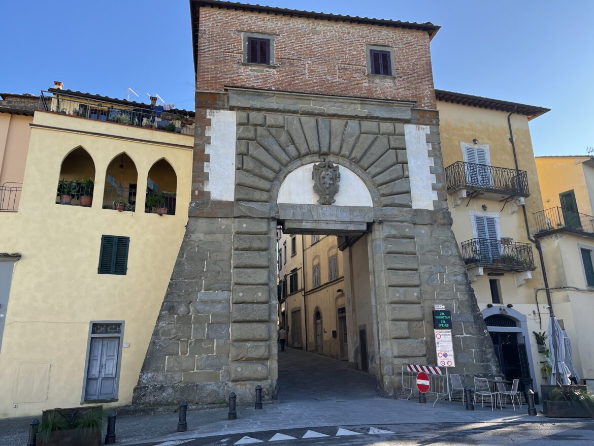 Monte San Savino überrascht: Medici, Karzer und Wein rund um die Uhr