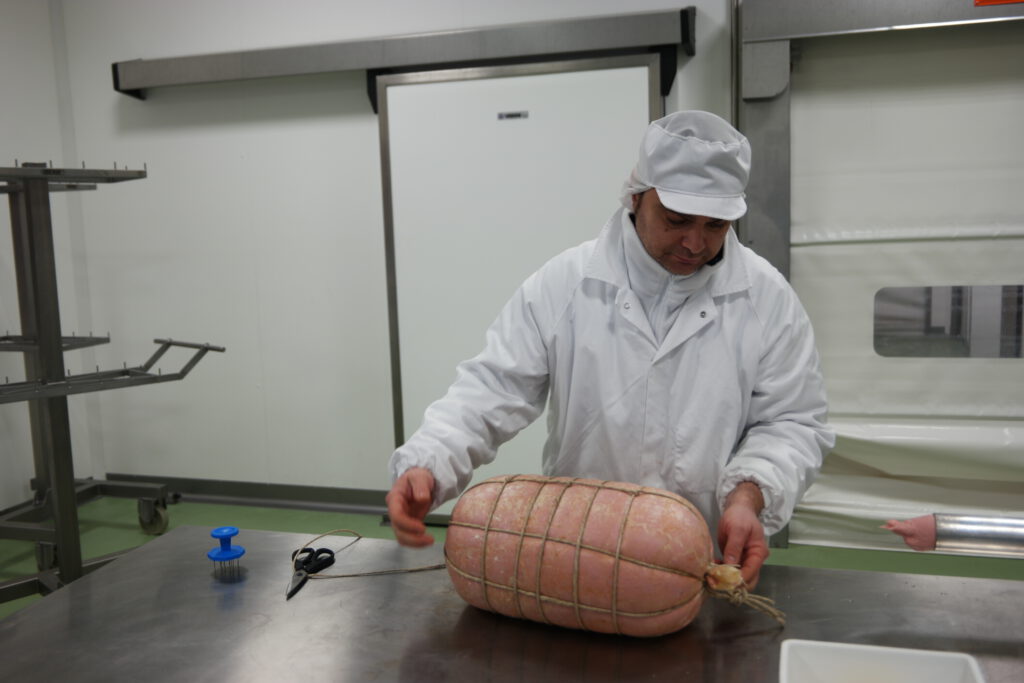 Echte Mortadella Bologna: Das Geheimnis der Riesenwurst und warum sie eine Dusche braucht 10 Mortadella Bologna