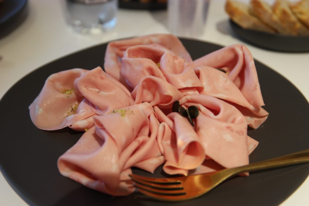 Italien Rundreise für Kulinarik und Genuss: Der ultimative Leitfaden durch die Herzkammern des Geschmacks 12 Mortadella Bologna