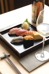 und Essen kombinieren, Sushi und Wein, (c) Deutsches Weininstitut DWI