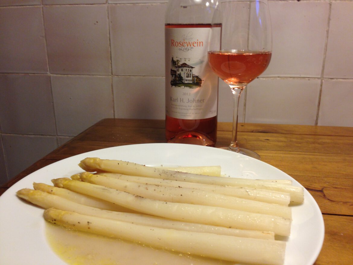 Spargel in Alufolie mit 2012 Roséwein Luise von Karl H. Johner
