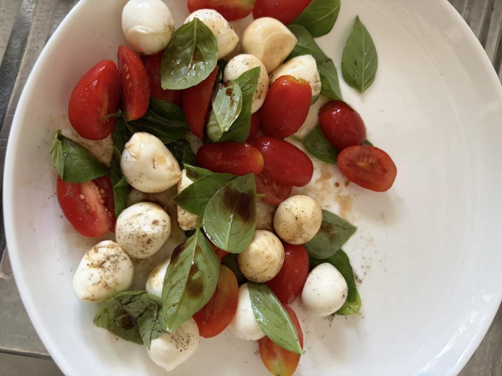 Mozzarella mit Tomaten, Basilikum und Olivenöl