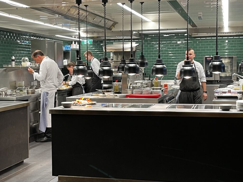 Die verlorene Ehre des Kellners: Thomas Kellermann über Nachwuchs, Servicekultur in der Gastronomie und warum gute Küche gute Gastgeber braucht 9 Thomas Kellermann, Gourmetrestaurant Dichter, Park-Hotel Egerner Höfe, Servicekultur in der Gastronomie