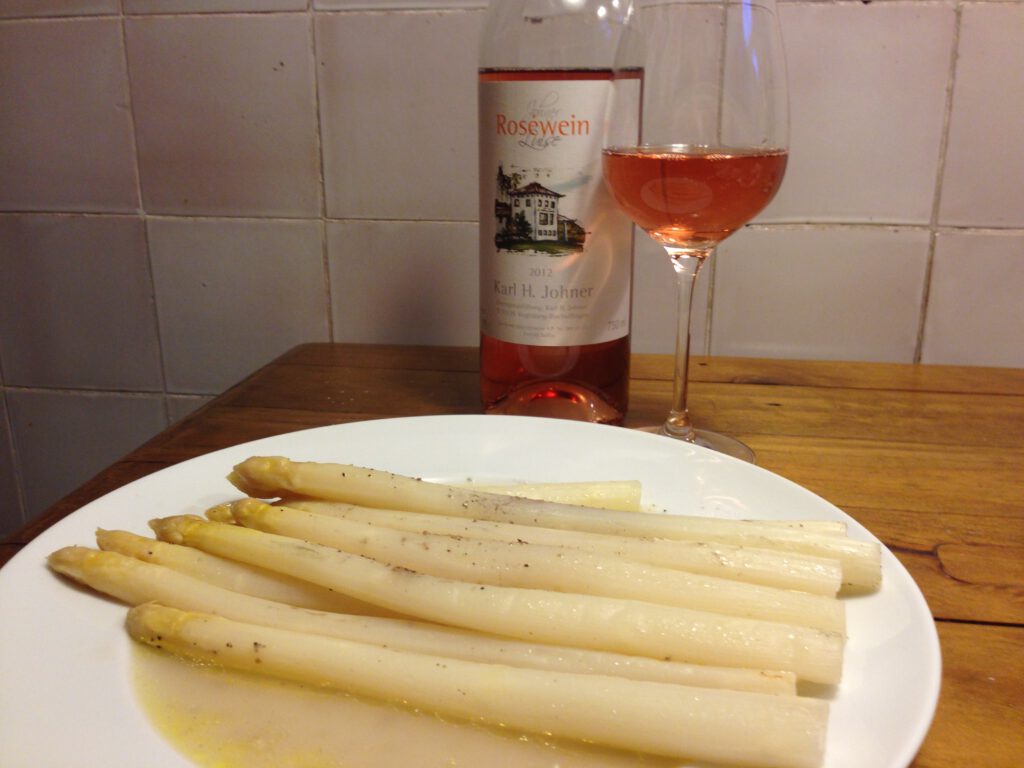 Johner Roséwein Luise 2012 vom Kaiserstuhl zu weißem Spargel