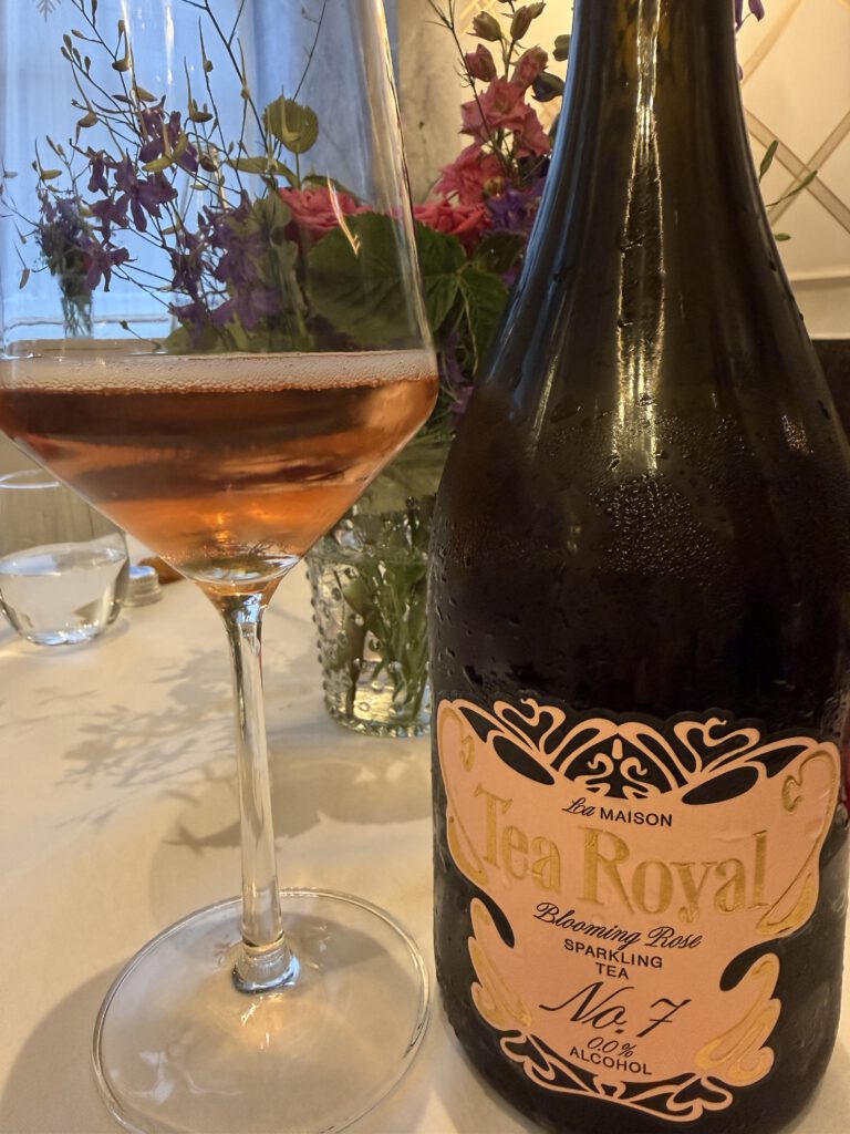 0,0 Prozent, 100 Prozent Genuss? Alkoholfreie Getränkebegleitung in der Spitzengastronomie 14 La Maison Tea Royal No. 7 Blooming Rose mit Ceylon-Schwarztee und Hibiskus