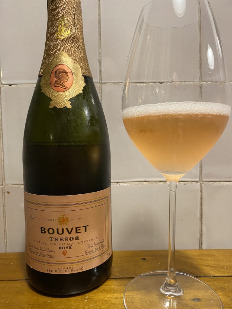 Bouvet Rosé Schaumwein aus Frankreich mit Weinglas