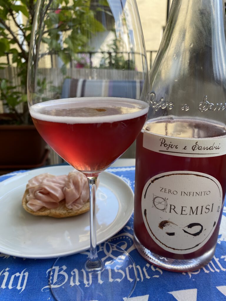 Cremisi von Pojer e Sandri mit Roséwein im Glas und Mortadella