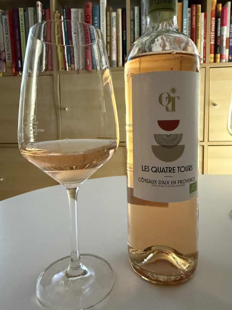Roséwein Les Quatre Tours Coteaux d'Aix-en-Provence mit Weinglas