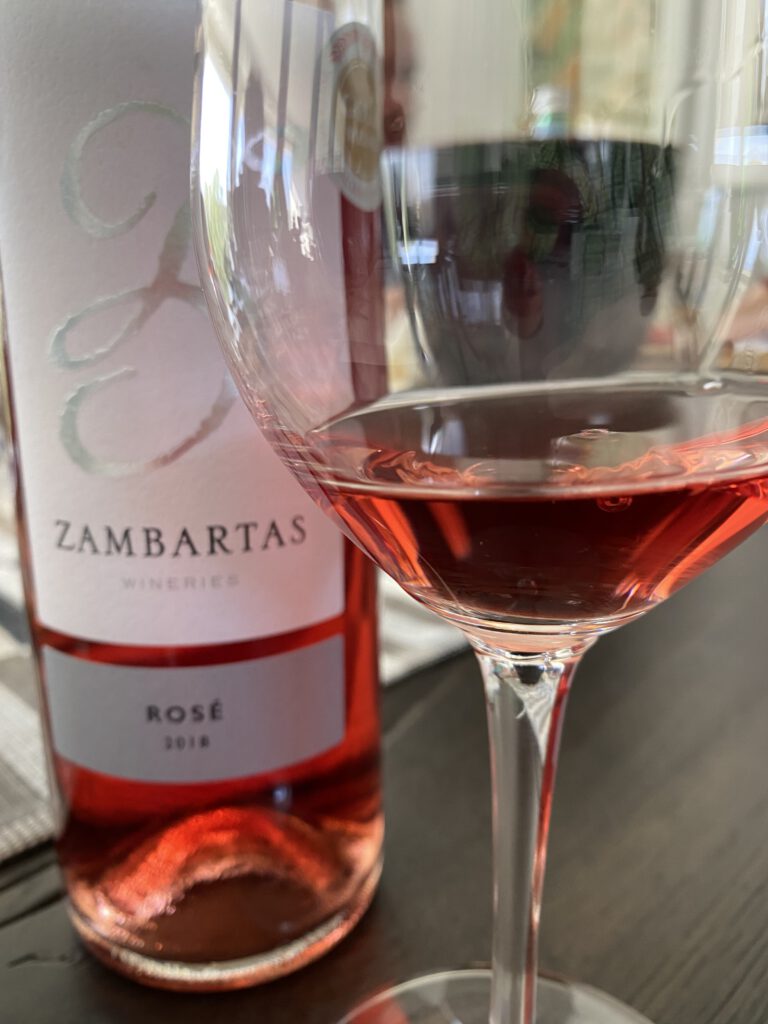 Zambartas Roséwein aus Zypern mit Weinglas