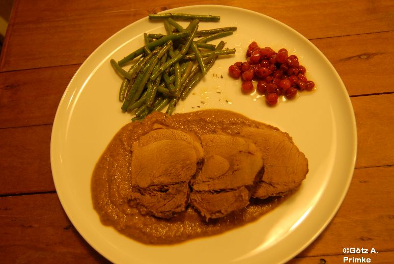 Wildschweinbraten mit Rotwein-Schokoladen-Sauce, grünen Bohnen und Vogelbeeren 6 Wildschweinbraten mit Rotwein-Schokoladen-Sauce