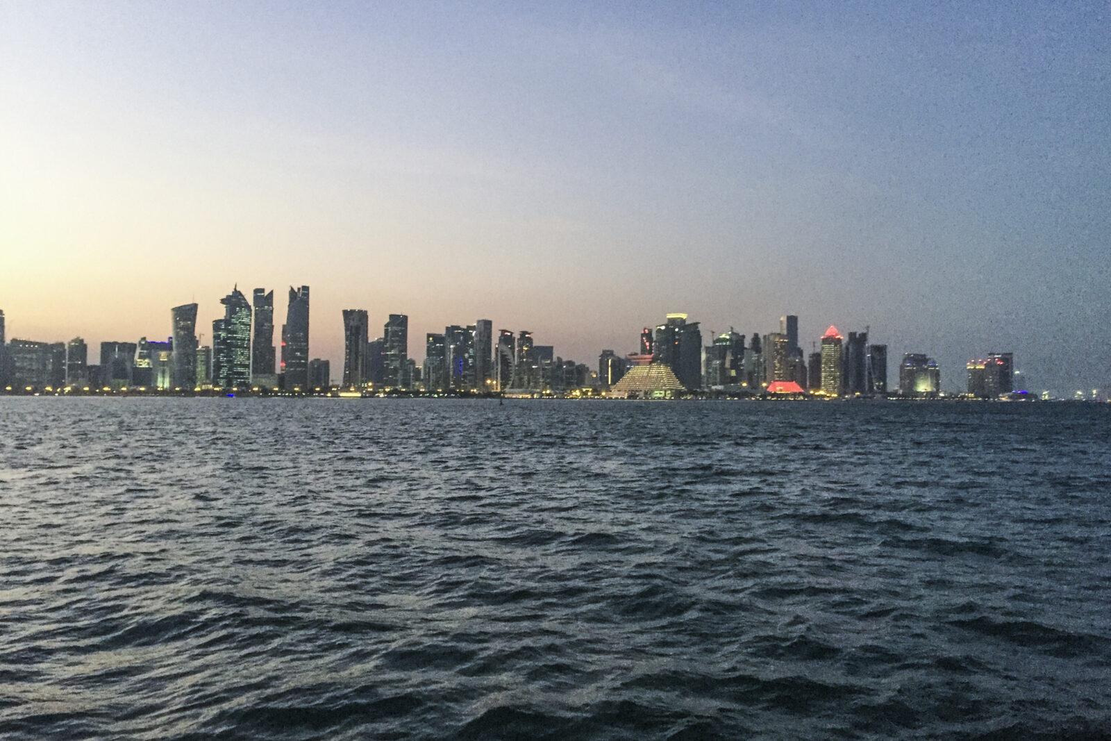 Qatar: Wüste, Weltmeisterschaft, Wow-Effekte und Wonne auf dem Tisch 16