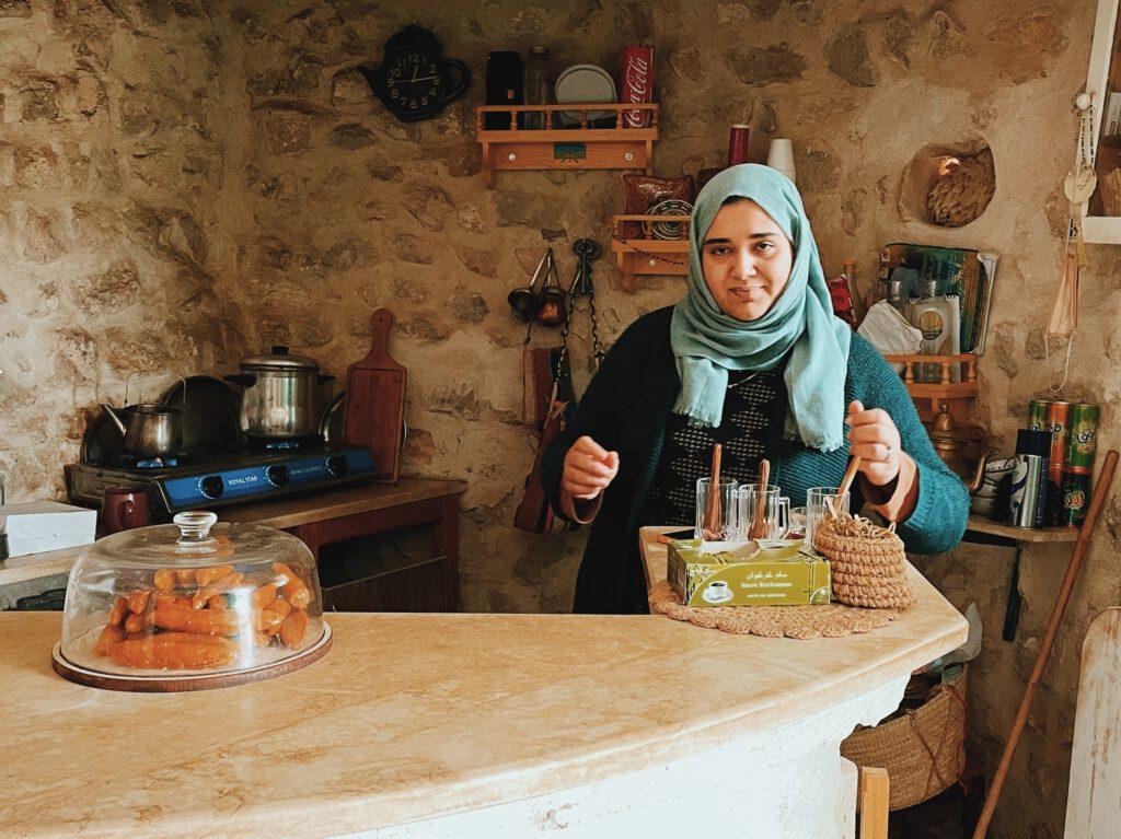 Tamezret Tunesien Café Ben Jemaa Tee mit Honig