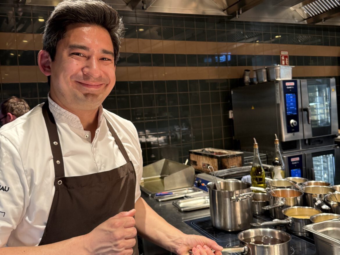 Tohru in der Schreiberei - Tohru Nakamura