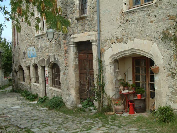 Tricastin: Ein Land für Entdecker 22 tricastin bettina haase 03_drome_kuenstlerdorf_chateauneuf_de_mazenc