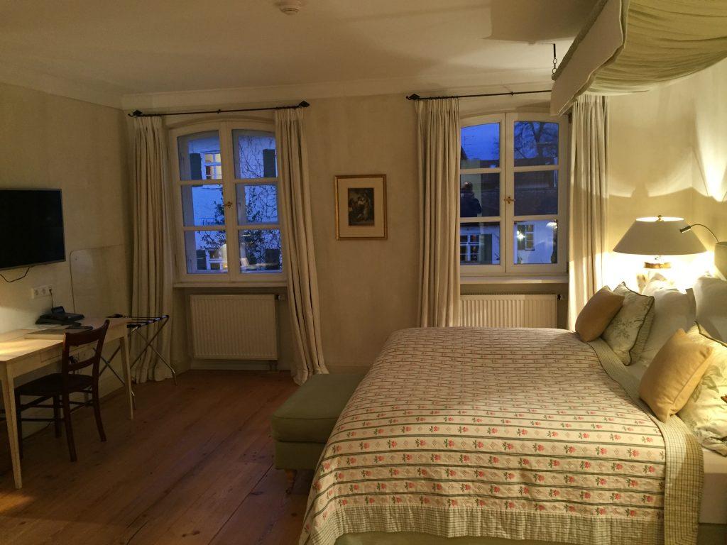 Restaurants in München: August und Maria im Brauereigasthof Hotel Aying 31 August und Maria Brauereigasthof Hotel Aying