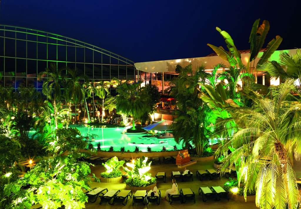 Hotel Victory Therme Erding TE_VitalTherme_Blick von Paradise Lounge_Nacht