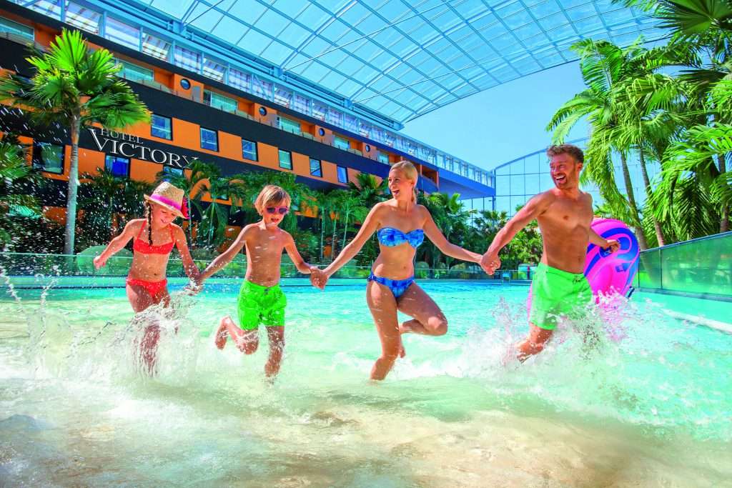 Hotel Victory Therme Erding: Ein Schiffshotel feiert 5. Geburtstag 15 Hotel Victory Therme Erding TE_Wellenbad_Familie in der Brandung