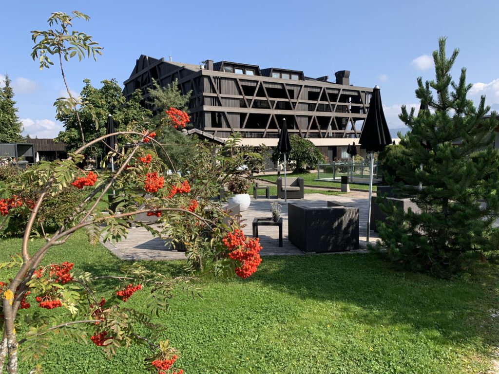 Hotel Pfösl: Kraft tanken mit Blick auf die Dolomiten 9 Hotel_Pfoesl_02_Hotelfassade_AnkeSieker