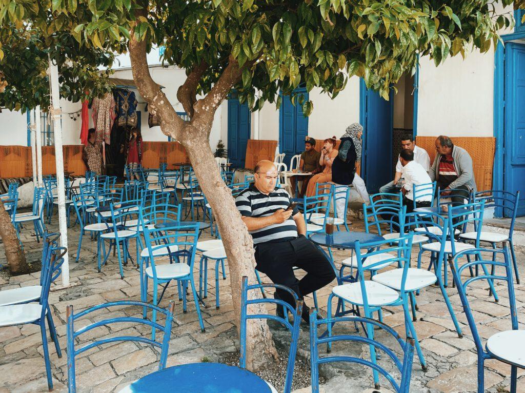 Sidi Bou Said
hübsches Viertel in Tunis
weiße Häuser mit blauen Fensterrahmen und Türen
Straßencafés
Touristisch
Café des Nattes, Künstlercafé ist in Sidi Bou Said (nicht im Bild)
