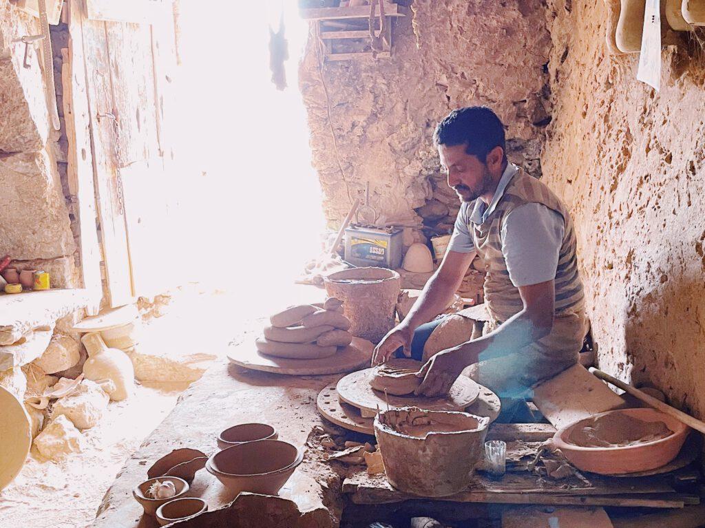 Guellela, Djerba
Töpfer Fatih Sakal
alte Töpferkunst
gibt Workshops, um die alte Kunst nicht aussterben zu lassen