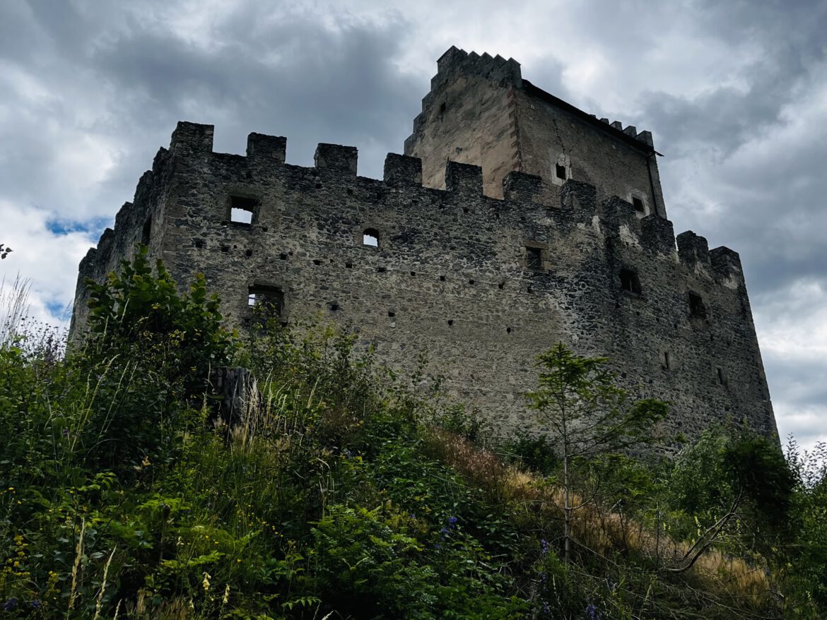 Tiroler Burgenweg Ferienregion TirolWest Tiroler Burgenweg Ferienregion TirolWest