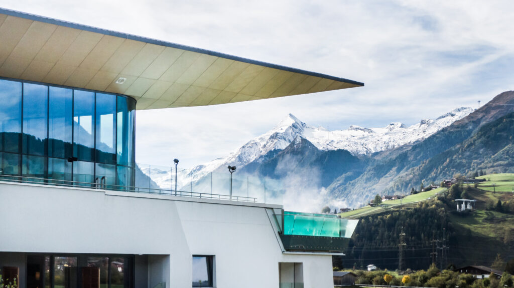 Tauern Spa Kaprun: Wo Entspannung den Sternenhimmel küsst 66 Tauern Spa Kaprun Resort mit Gletscherblick